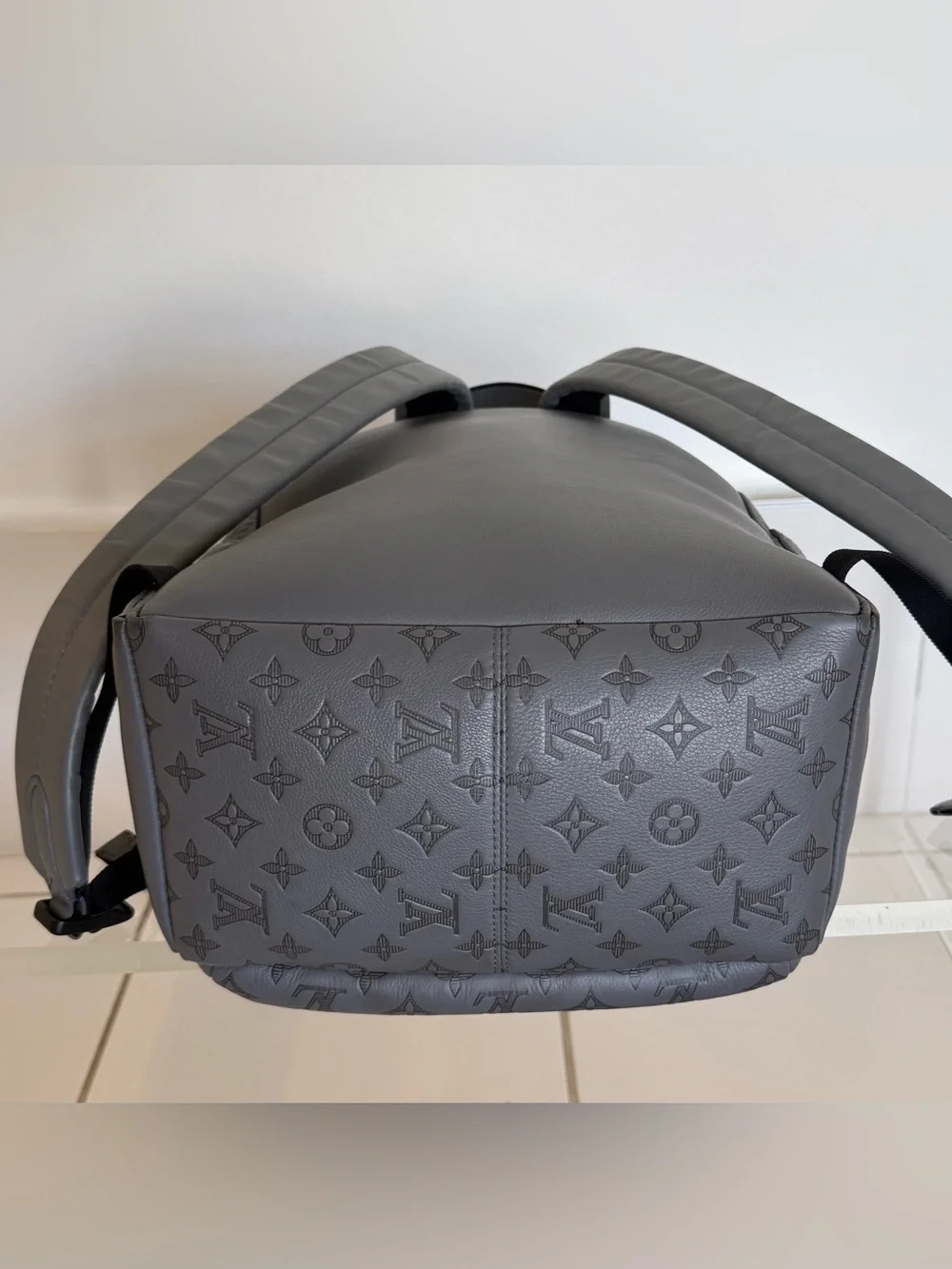 LOUIS VUITTON Discovery Backpack in Grey Monogram Shadow Leather - 💯 AUTHENTIC